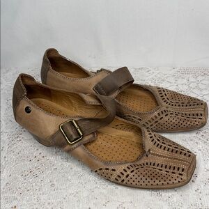 Pikolonos Gandia 8964 perforated tan Mary Jane leather shoes sz 11 (41)